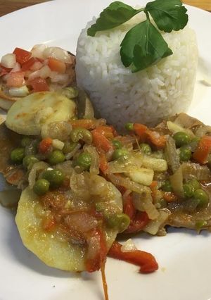 Una foto de Bife a la portuguesa con arroz y tostadas con salsa criolla!