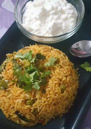 વેજીટેબલ પુલાવ (Vegetable Pulao Recipe In Gujarati) રેસીપી મુખ્ય ફોટો