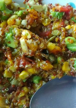 Una foto de Ensalada tibia vegana 🌽🍅🍆