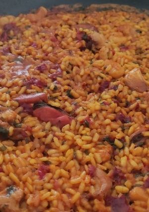 Una foto de Arroz con pescado y marisco