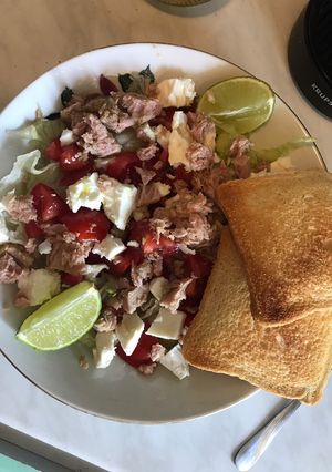 Szupergyors, tonhalsaláta 🐟🧀🍅🥬🍞 recept fotója