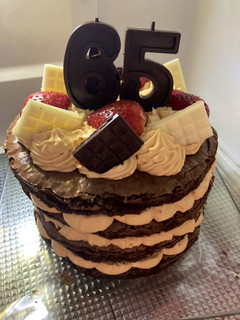 Una foto de Naked Brownie Cake