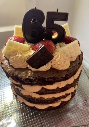 Una foto de Naked Brownie Cake