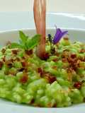 Risotto con coda di rospo, crema di piselli, e speck croccante