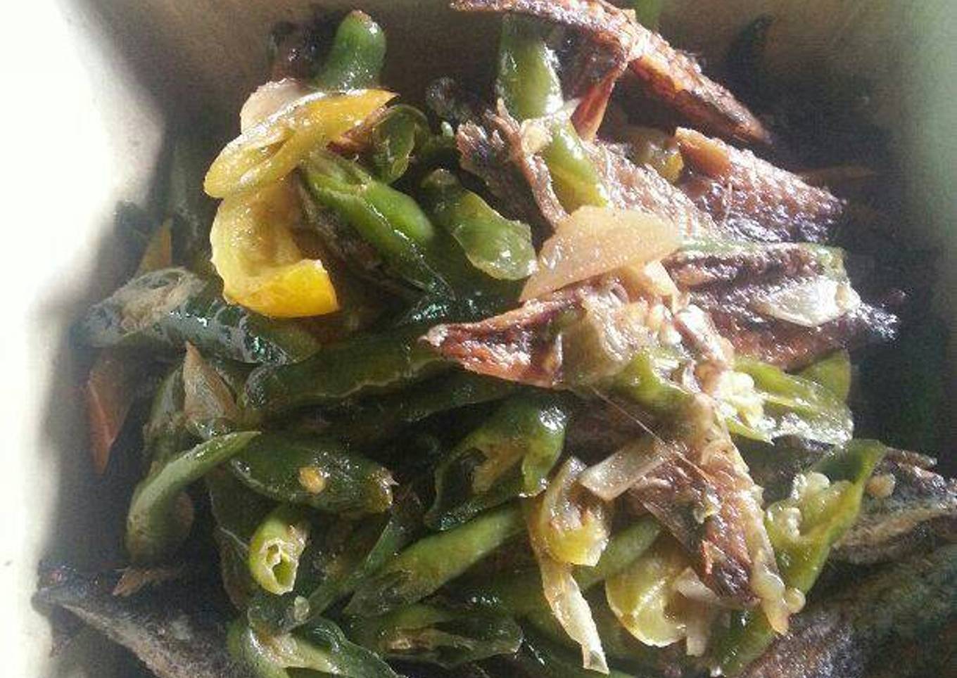 Sambel ijo ikan asin rebus