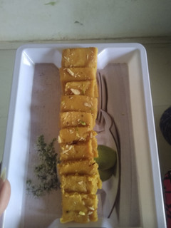 बेसन बर्फी (Besan barfi recipe in Hindi) रेसिपी मुख्य फोटो