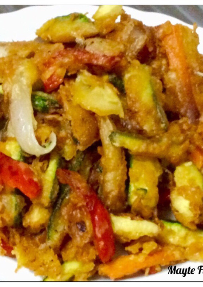 Una foto de Tempura de calabacín, pimiento rojo, zanahoria y cebolla