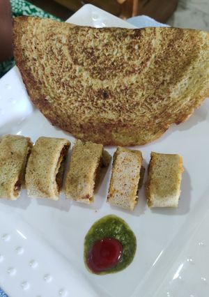 A picture of Horsegram palak dosa roll.