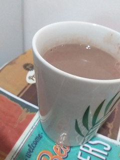 Una foto de Chocolate con leche en polvo y avena 🤤🥰... Re fácil