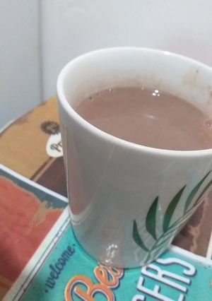 Una foto de Chocolate con leche en polvo y avena 🤤🥰... Re fácil