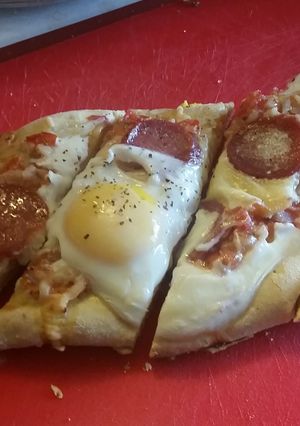 A picture of Easy breakfast pizza.