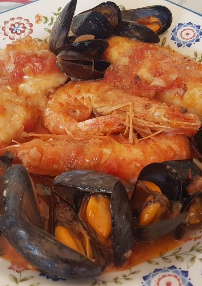 Una foto de Suquet de rape, merluza, langostinos y mejillones,