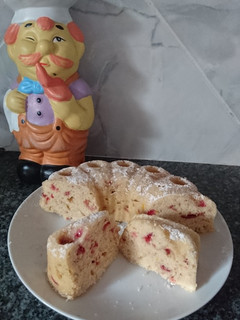 Una foto de Budín de frutillas en micro 🍓☄️