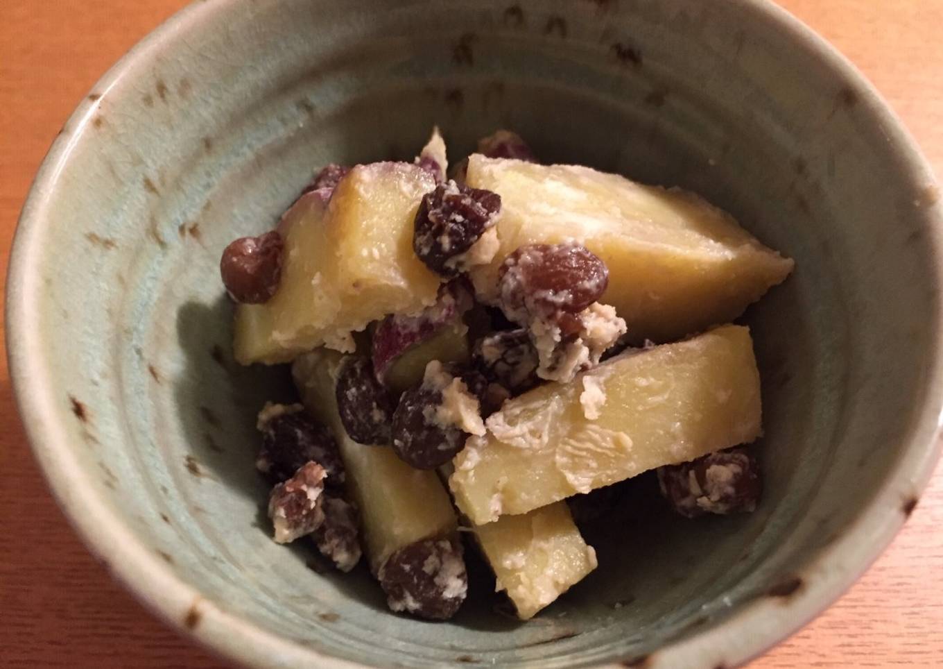 Sweet potatoes and raisins cooked in milk