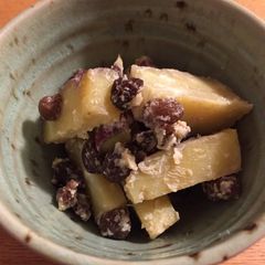 A picture of Sweet potatoes and raisins boiled in milk.