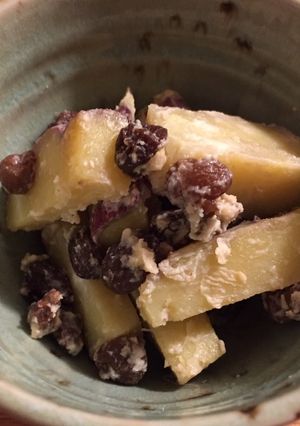 A picture of Sweet potatoes and raisins boiled in milk.