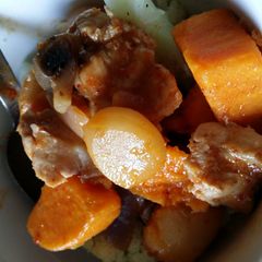 A picture of Chicken and vegetable red Thai curry.