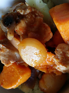 A picture of Chicken and vegetable red Thai curry.