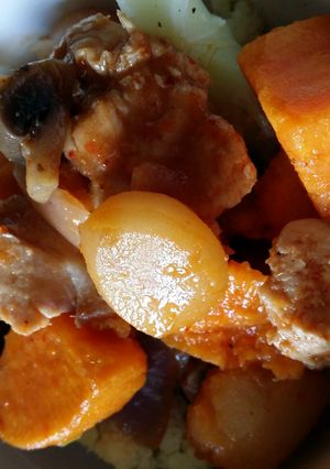 A picture of Chicken and vegetable red Thai curry.