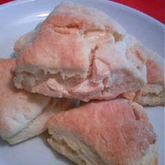A picture of Starbucks-style White Chocolate Scones.