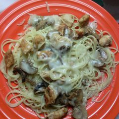 A picture of Mushroom and chicken vermicelli pasta w/mozzarella cheese.