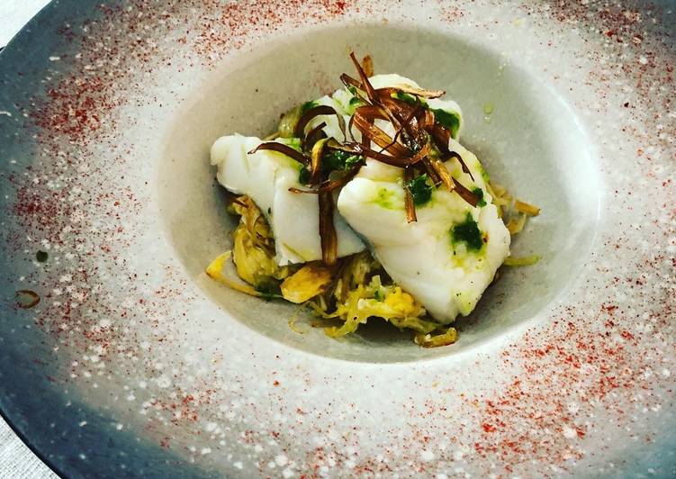 Bacalao con revuelto de puerros