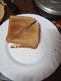 Una foto de Sándwich de ensalada de col, pollo y zanahoria con mayonesa