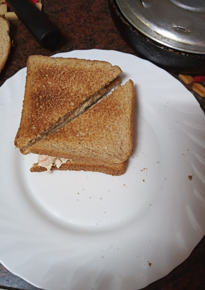 Una foto de Sándwich de ensalada de col, pollo y zanahoria con mayonesa