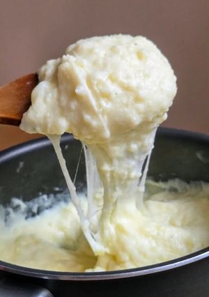 Una foto de Aligot, todo lo rico reunido en un plato: papa, queso, ajo, manteca, crema de leche y pimienta 🇫🇷