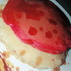 A picture of Vanilla and redvelvet pancake.