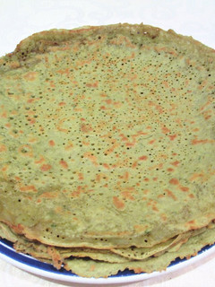Una foto de Crepes con harina de guisantes y poleo menta sin huevo