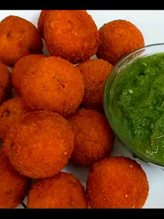 क्रिस्पी कॉर्न चीज़ बॉल्स(Crispy Corn Cheese Balls recipe in Hindi) रेसिपी मुख्य फोटो