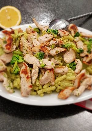 Une photo de °Pâtes sauce brocoli, citron et filet de dinde°🇮🇹