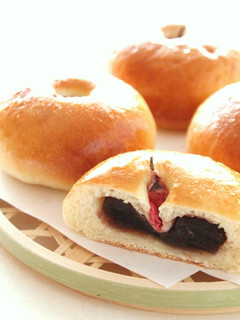 A picture of Sakura Anpan (Sweet Bean Paste Filled Buns with Cherry Blossoms) with a Bread Machine.