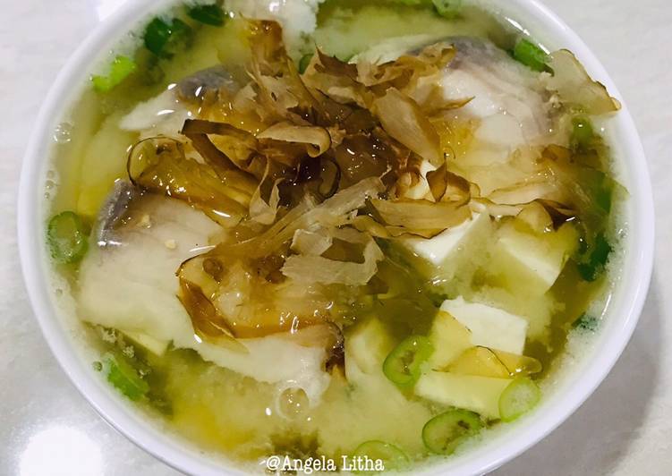 Langkah Mudah untuk Membuat Sup Miso tuna fillet,we cen yi thang yang Lezat