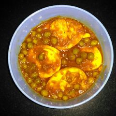 A picture of Egg matar masala.