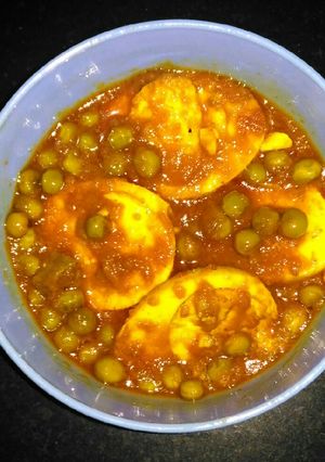 A picture of Egg matar masala.