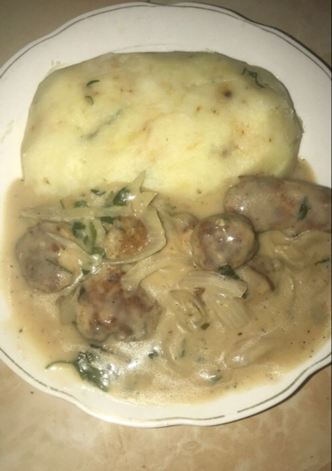 A picture of Kofta in béchamel sauce with mashed potatoes.