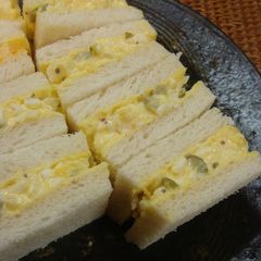 A picture of Egg Sandwich with Tartare-like Sauce.