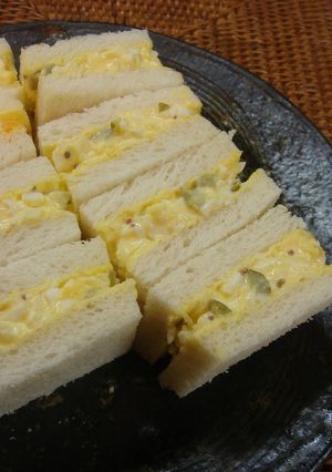 A picture of Egg Sandwich with Tartare-like Sauce.