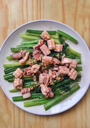 Hình của món Lại là cần tây xào mực.