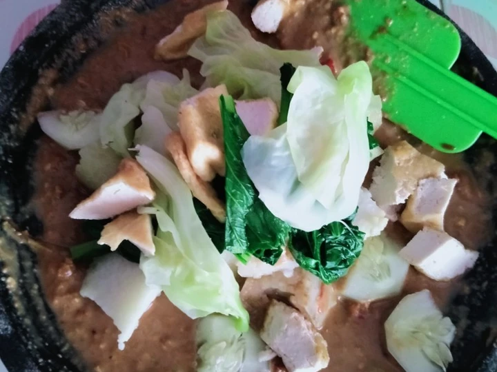 Langkah Gampang Menyiapkan Resep Rujak Petis Merah (Madura) yang  Bikin Ketagihan Anti Ribet, Lezat