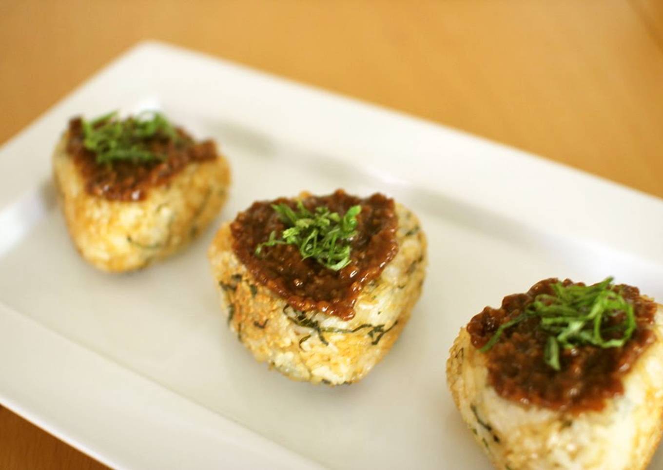 Super Easy! Soy Sauce Malt and Shiso Yaki-Onigiri (Grilled Rice Balls)