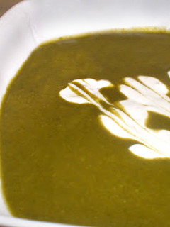 Una foto de Sopa verde de kale, acelgas y rúcula, con crema de nata y yogur