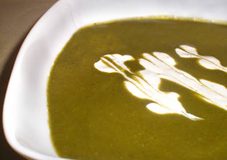 Sopa verde de kale, acelgas y rúcula, con crema de nata y yogur