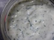 Una foto de salsa de ajo y mayonesa
