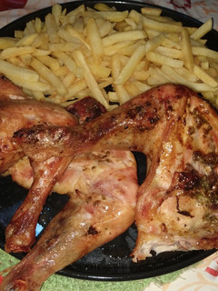 Una foto de Pollo al horno con papas fritas