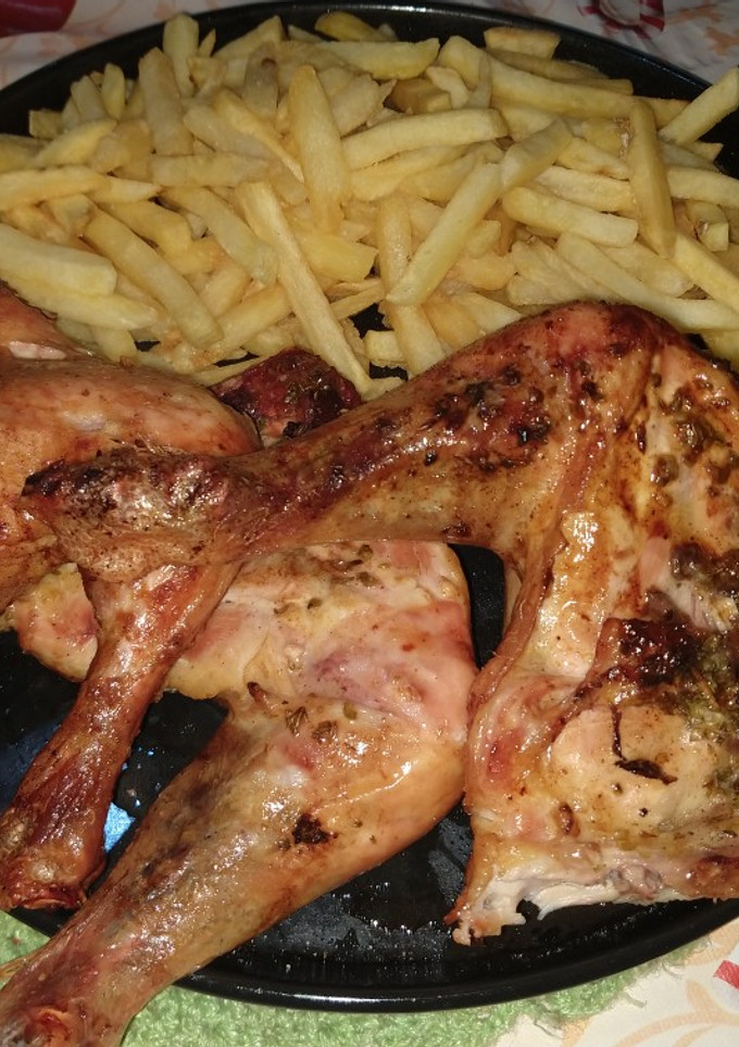 Una foto de Pollo al horno con papas fritas