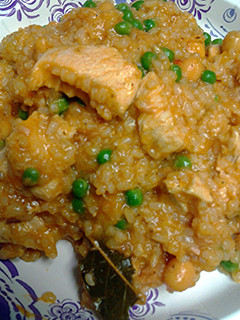 A picture of Tuna chicken rice in sofrito.
