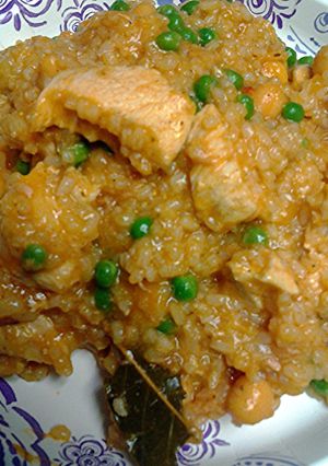 A picture of Tuna chicken rice in sofrito.